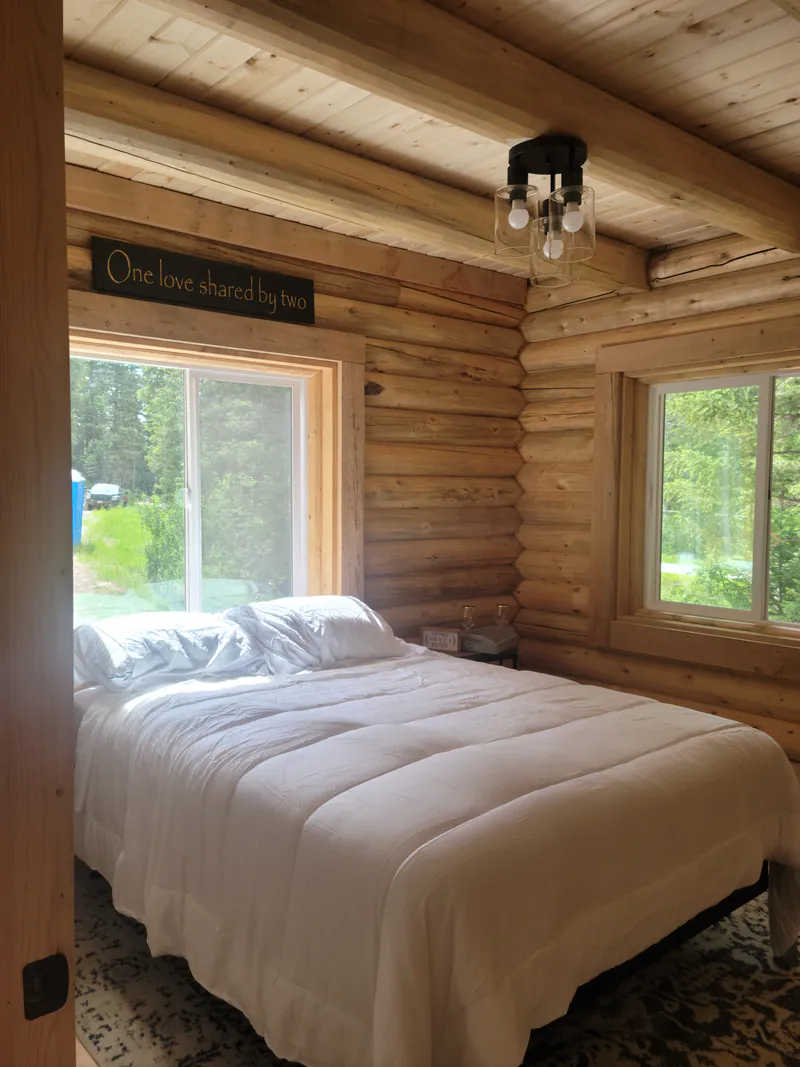 Cozy guest suite, Montana Luxury Log Cabin by Built Right in Montana